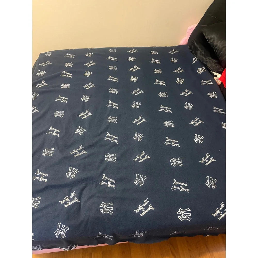 NY Yankees embroidered fleece blanket 70x 55 in
